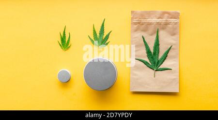 Bastelpaket mit Cannabisblatt und Metallgläsern. Verschiedene Größen von Cannabis-Pakete, Unkrauthandel Legalisierung. Apotheke Drogen medizinisches Marihuana lang Stockfoto