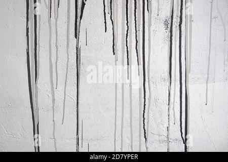 Betonwand mit grauen und schwarzen Linienflecken an der Wand Stockfoto