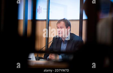 Hamburg, Deutschland. Oktober 2020. Jens Kerstan (Bündnis 90/die Grünen), Senator für Umwelt Hamburgs, spricht bei einer Pressekonferenz im Rathaus über Maßnahmen für einen klimafreundlicheren Betrieb des Kohlekraftwerks in Wedel. Quelle: Daniel Reinhardt/dpa/Alamy Live News Stockfoto