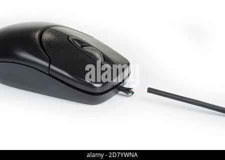 Computermaus mit abgeschnittenem Kabel auf einem weißen Stockfoto