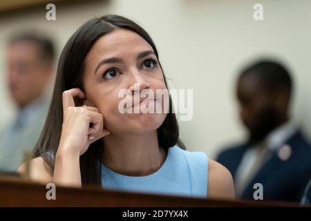 Die Vertreterin Alexandria Ocasio-Cortez, D-N.Y., hört zu, wie der Vorsitzende des Federal Reserve Board Jerome Powell am Mittwoch, den 10. Juli 2019, vor dem Finanzdienstleistungsausschuss des Repräsentantenhauses auf dem Capitol Hill in Washington, D.C. bezeugt. Gesetzgeber befragten Powell zu einer Vielzahl von Themen im Zusammenhang mit der US-Geldpolitik und dem Zustand der US-Wirtschaft. Quelle: Alex Edelman/The Photo Access Stockfoto