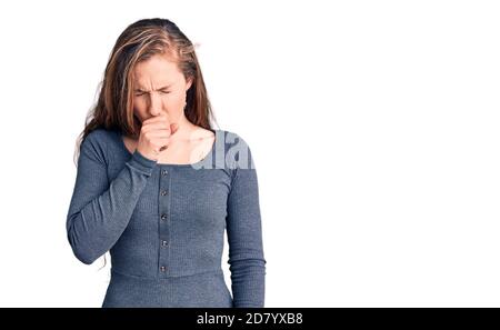 Junge schöne blonde Frau trägt Freizeitkleid Gefühl unwohl und Husten als Symptom für Kälte oder Bronchitis. Health Care Konzept. Stockfoto