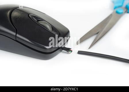 Computermaus mit abgeschnittenem Kabel auf einem weißen Stockfoto