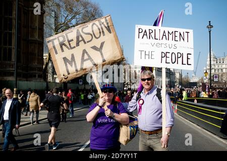 London, Großbritannien, 29. März 2019:- Pro-Brexit-Anhänger außerhalb des britischen Parlaments beschuldigen Premierminister May wegen Verrats des Vereinigten Königreichs nicht Stockfoto
