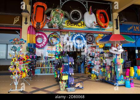 Strandgeschäft mit Spielzeug, Netzen, Gummiringen, etc. An der Vorderseite bei Barry Island, Glamorgan, South Wales. Stockfoto