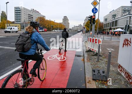 Berlin, Deutschland. Oktober 2020. Die neu gestaltete Karl-Marx-Allee mit breiten Radwegen, besseren Überquerung für Fußgänger und einem bald zu grünenden Zentralreservat ist fertig gestellt und wurde heute nach 28-monatiger Bauzeit übergeben. Der Umbau der Hauptstraße zwischen Strausberger Platz und Otto-Braun-Straße wurde zugunsten des Fußgänger- und Fahrradverkehrs durchgeführt. Statt Parkplätze gibt es beispielsweise eine Grünfläche in der Mitte der Karl-Marx-Allee. Quelle: Jens Kalaene/dpa-Zentralbild/ZB/dpa/Alamy Live News Stockfoto