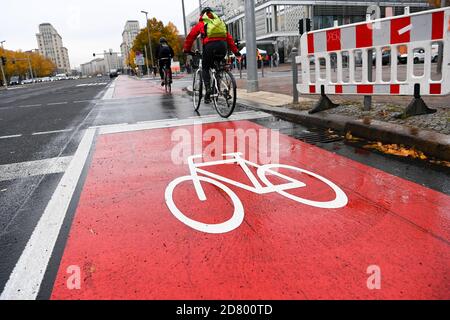 Berlin, Deutschland. Oktober 2020. Die neu gestaltete Karl-Marx-Allee mit breiten Radwegen, besseren Überquerung für Fußgänger und einem bald zu grünenden Zentralreservat ist fertig gestellt und wurde heute nach 28-monatiger Bauzeit übergeben. Der Umbau der Hauptstraße zwischen Strausberger Platz und Otto-Braun-Straße wurde zugunsten des Fußgänger- und Fahrradverkehrs durchgeführt. Statt Parkplätze gibt es beispielsweise eine Grünfläche in der Mitte der Karl-Marx-Allee. Quelle: Jens Kalaene/dpa-Zentralbild/ZB/dpa/Alamy Live News Stockfoto