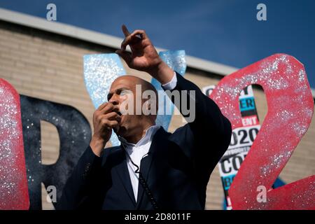 2020 der hoffnungsvolle Senator des demokratischen Präsidenten Cory Booker, ein Demokrat aus New Jersey, begrüßt Unterstützer, als er vor dem Gebäude bei einer Kundgebung ankommt, wo das Wing Ding Dinner am 9. August 2019 in Clear Lake, Iowa, stattfinden wird. Das Abendessen ist ein muss für demokratische Präsidentschaftskandidaten vor dem Iowa Caucus geworden. Quelle: Alex Edelman/The Photo Access Stockfoto