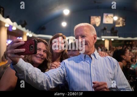 2020 demokratischer Präsident hoffnungsvoll der ehemalige Vizepräsident Joe Biden nimmt ein Selfie mit Unterstützern beim Wing Ding Dinner am 9. August 2019 in Clear Lake, Iowa. Das Abendessen ist ein muss für demokratische Präsidentschaftskandidaten vor dem Iowa Caucus geworden. Quelle: Alex Edelman/The Photo Access Stockfoto