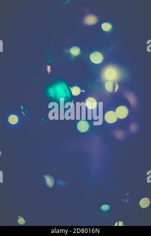 Hintergrund Bild von Weihnachten Ornament hängend an einem Baum mit Lichtern im Hintergrund Stockfoto