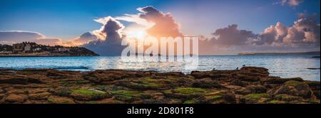 Panorama von Torquay und Kreuzfahrt Fähre während des Sonnenaufgangs in Devon in England in Europa. Stockfoto