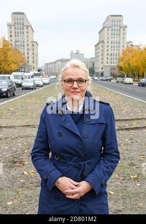 26. Oktober 2020, Berlin: Regine Günther (Bündnis 90/die Grüne), Berliner Verkehrssenatorin, steht auf der neu gestalteten Karl-Marx-Allee. Der Abschnitt mit breiten Radwegen, besseren Überfahrmöglichkeiten für Fußgänger und einem bald zu grünenden Zentralreservat wurde heute nach 28 Monaten Bauzeit übergeben. Der Umbau der Hauptstraße zwischen Strausberger Platz und Otto-Braun-Straße wurde zugunsten des Fußgänger- und Fahrradverkehrs durchgeführt. Statt Parkplätze gibt es beispielsweise eine Grünfläche in der Mitte der Karl-Marx-Allee. Foto: Jens Kalaene/dpa-Zentral Stockfoto