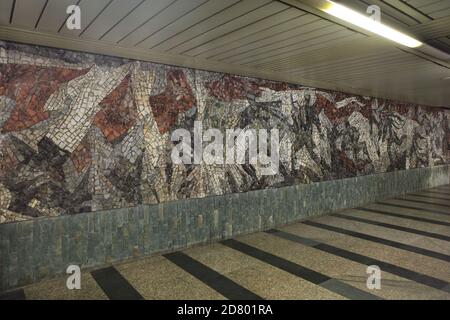 Schlacht von Sokolovo, dargestellt im Steinmosaik der tschechoslowakischen Künstler Sauro Ballardini und Oldřich Oplt (1974) in der Eingangshalle des Florenc-Bahnhofs der Prager Metro in Prag, Tschechische Republik. Die Schlacht von Sokolovo (Bitva U Sokolova) im März 1943 war das erste Engagement der tschechoslowakischen Streitkräfte an der Ostfront während des Zweiten Weltkriegs Der Bahnhof Florenc wurde früher nach der Schlacht Sokolovská Bahnhof genannt. Der Bahnhof selbst wurde vom tschechoslowakischen Architekten Vladimír Uhlíř entworfen. Stockfoto