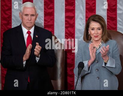 US-Vizepräsident Mike Pence und die Präsidentin des Repräsentantenhauses Nancy Pelosi, Demokratin aus Kalifornien, klatschen als NATO-Generalsekretär Jens Stoltenberg am Mittwoch, den 3. April 2019, zu einer gemeinsamen Kongresssitzung auf dem Kapitol. Quelle: Alex Edelman/The Photo Access Stockfoto