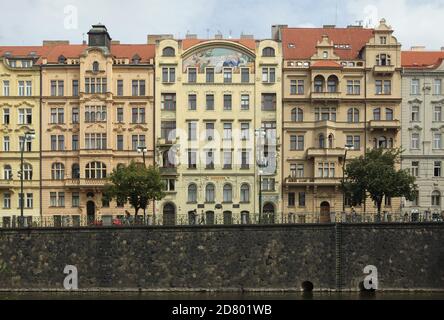 Haus der Hlahol Chorgesellschaft am Ufer der Moldau in Nové Město (Neustadt) in Prag, Tschechische Republik. Das Jugendstilgebäude der tschechischen Architekten František Schlaffer und Josef Fanta mit Stuckverzierungen des tschechischen Bildhauers Josef Pekárek und Mosaiken des tschechischen Malers Karel Ludvík Klusáček wurde von 1902 bis 1905 im heutigen Masarykovo-Ufer errichtet. Stockfoto