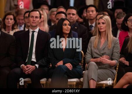 Von links nach rechts: Jared Kushner, Berater des Präsidenten, Berühmtheit Kim Kardashian West, und Ivanka Trump, Sonderberater des Präsidenten, hören zu, wie US-Präsident Donald Trump am 13. Juni 2019 im East Room des Weißen Hauses in Washington, D.C., Bemerkungen hält. Trump sprach über die Einstellung zweiter Chance und die Möglichkeit, nach dem Verlassen des Gefängnisses erfolgreich zu sein. Quelle: Alex Edelman/The Photo Access Stockfoto