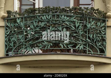 Balkoneisenarbeit am Haus der Hlahol Chorgesellschaft am Ufer der Moldau in Nové Město (Neustadt) in Prag, Tschechische Republik. Das Jugendstilgebäude, das von den tschechischen Architekten František Schlaffer und Josef Fanta mit Stuckverzierungen des tschechischen Bildhauers Josef Pekárek entworfen wurde, wurde von 1902 bis 1905 im heutigen Masarykovo-Ufer errichtet. Stockfoto