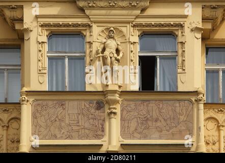 Detail des Jugendstil-Einnahmehauses, bekannt als Riviera-Haus am Ufer der Moldau in Nové Město (Neustadt) in Prag, Tschechische Republik. Arbeiter, die in der Prager Innenstadt neue Böschungen bauen, sind in der Sgraffito-Dekoration des tschechischen Malers Ladislav Novák dargestellt. Das Jugendstil-Gebäude des tschechischen Architekten Jan Brzák mit Stuckverzierungen der tschechischen Bildhauer Jindřich Čapek und Jaroslav Jindřich Vorel wurde 1905 im heutigen Masarykovo-Ufer erbaut. Stockfoto