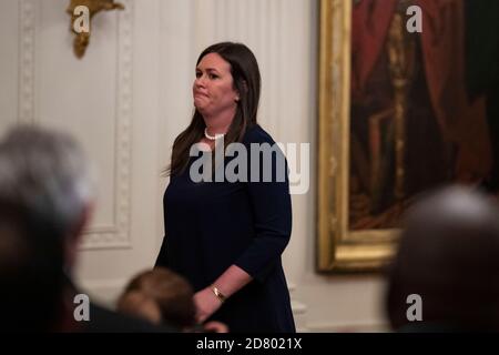 Die scheidende Pressesekretärin des Weißen Hauses Sarah Huckabee Sanders nimmt die Bühne, als US-Präsident Donald Trump am 13. Juni 2019 im Ostsaal des Weißen Hauses in Washington, D.C. Bemerkungen über die Gefängnisreform abgibt. Sanders kündigte heute an, dass sie Ende des Monats das Weiße Haus verlassen werde. Quelle: Alex Edelman/The Photo Access Stockfoto