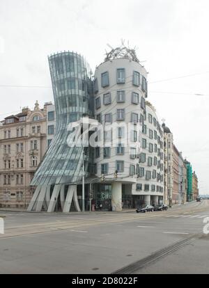 Tanzendes Haus (Tančící dům) entworfen von den Architekten Vlado Milunić und Frank Gehry (1996) in Nové Město (Neustadt) Prag, Tschechische Republik. Stockfoto