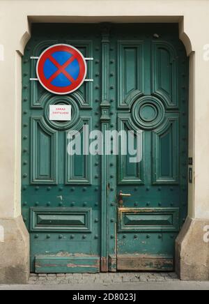 No stopping sign placed on the vintage wooden Green Gate in Charles Square (Karlovo náměstí) in Nové Město (New Town) in Prague, Czech Republic. Text in tschechischer Sprache bedeutet: Kein Stoppen. Stockfoto