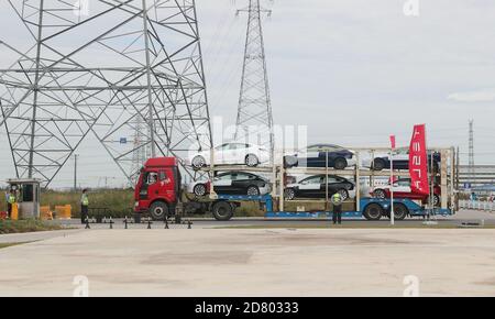 (201026) -- SHANGHAI, 26. Oktober 2020 (Xinhua) -- das Foto vom 26. Oktober 2020 zeigt die Tesla China-Made Modell 3 Fahrzeuge auf seinem gigafactory in Shanghai, Ostchina. Der US-Autobauer Tesla hat am Montag angekündigt, dass er am Dienstag 7,000 Fahrzeuge des Made-in-China-Modells 3 nach Europa exportieren wird. Die Partie der Sedans wird voraussichtlich Ende November im Hafen von Zeebrugge in Belgien auf dem Seeweg ankommen, bevor sie in europäischen Ländern wie Deutschland, Frankreich, Italien, Spanien, Portugal und der Schweiz verkauft wird. Tesla lieferte die erste Charge von Made-in-China Modell 3 Limousinen an die Öffentlichkeit früher diese ye Stockfoto