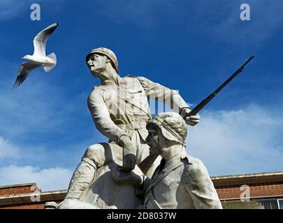 Statue auf Kriegsdenkmal, Hull, East Yorkshire, England, England, zum Gedenken an Soldaten, die zwischen 1899 und 1902 im südafrikanischen Burenkrieg starben Stockfoto