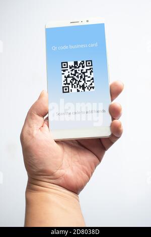 Die QR-Code-Karte wird mit dem Mobiltelefon auf dem Bildschirm angezeigt Stockfoto