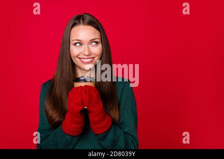 Foto von positiven Mädchen halten heiße Takeaway Kaffeetasse aussehen Copyspace tragen gestrickten Pullover isoliert auf hellen Hintergrund Stockfoto