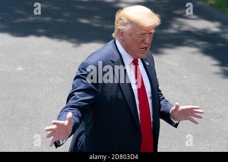 US-Präsident Donald Trump spricht mit Reportern auf dem South Lawn, bevor er das Weiße Haus an Bord von Marine One am 26. Juni 2019 in Washington, D.C., verlässt. Trump wird nach Japan reisen, um am G-20-Gipfel teilzunehmen. Quelle: Alex Edelman/The Photo Access Stockfoto