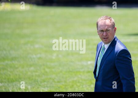 Der amtierende Stabschef des Weißen Hauses Mick Mulvaney tritt hinter US-Präsident Donald Trump an Bord von Marine One auf dem South Lawn, bevor er am 26. Juni 2019 in Washington, D.C., das Weiße Haus an Bord von Marine One verlässt. Trump wird nach Japan reisen, um am G-20-Gipfel teilzunehmen. Quelle: Alex Edelman/The Photo Access Stockfoto