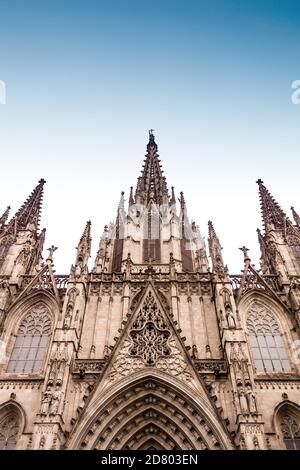 Fassade der gotischen katholischen Kathedrale von Barcelona in Spanien Stockfoto