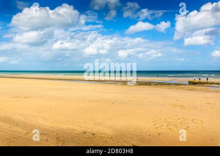 QUINEVILLE, FRANKREICH - SEPTEMBER CIRCA, 2020. In der Manche See, Unidentifizierte Menschen Graben nach Rasierklingen bei Ebbe am Nachmittag. Auf langen Sandbauch Stockfoto