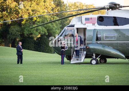 US-Präsident Donald Trump kommt an Bord von Marine One nach einer Asienreise am 30. Juni 2019 in Washington, DC im Weißen Haus an. Trump nahm am G-20-Gipfel Teil, besuchte Südkorea und traf sich kurz mit dem nordkoreanischen Staatschef Kim Jong-un. Während seines Treffens mit Jong-un überquerte Trump die koreanische DMZ und war damit der erste sitzende US-Präsident, der Nordkorea betreten hat. Quelle: Alex Edelman/The Photo Access Stockfoto