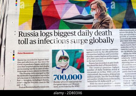 „Russland meldet die größte tägliche Todesrate, da Infektionen weltweit ansteigen“ Schlagzeile der Zeitung auf Weltnachrichten-Artikel im Guardian 14 Oktober 2020 London Großbritannien Stockfoto