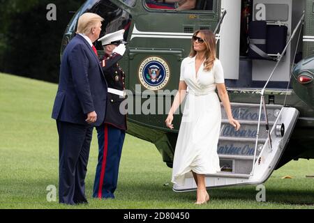 US-Präsident Donald Trump und First Lady Melania Trump treffen am 7. Juli 2019 an Bord von Marine One nach einem Wochenendausflug nach Bedminster, New Jersey, in Washington, DC, im Weißen Haus ein. Quelle: Alex Edelman/The Photo Access Stockfoto