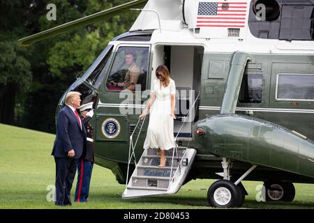 US-Präsident Donald Trump und First Lady Melania Trump treffen am 7. Juli 2019 an Bord von Marine One nach einem Wochenendausflug nach Bedminster, New Jersey, in Washington, DC, im Weißen Haus ein. Quelle: Alex Edelman/The Photo Access Stockfoto