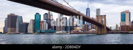 New York, NY, USA - Oktober 2017: Skyline von Manhattan Downtown, New York City, mit Wolkenkratzern. Blick unter der Brooklyn Bridge Stockfoto