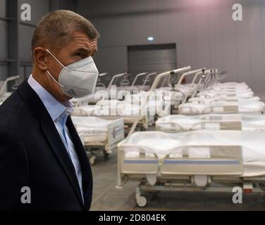 Prag, Tschechische Republik. Oktober 2020. Der Premierminister Andrej Babis inspiziert das Militär präsentieren ein Feldlazarett, das als Backup-Anlage für Patienten mit dem Coronavirus, auf dem Gelände der PVA EXPO Praha Letnany in der Nachbarschaft Letnany in Prag Stadtrand, Tschechische Republik, am Montag, 26. Oktober 2020 handeln wird. Kredit: Michal Krumphanzl/CTK Foto/Alamy Live Nachrichten Stockfoto