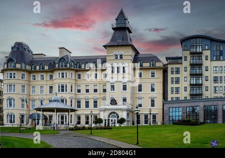 Das 4-Sterne Royal Marine Hotel, Dun Laoghaire, Dublin, Irland. Seit 1828 steht hier ein Hotel. Das Gebäude stammt aus dem Jahr 1865. Stockfoto