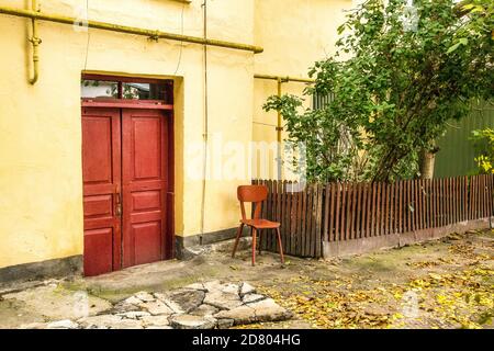 Bild des Zauns des Vorgartens im Innenhof des alten Stadthofes in der Nähe des Hauses Stockfoto