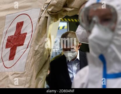 Prag, Tschechische Republik. Oktober 2020. Der Premierminister Andrej Babis inspiziert das Militär präsentieren ein Feldlazarett, das als Backup-Anlage für Patienten mit dem Coronavirus, auf dem Gelände der PVA EXPO Praha Letnany in der Nachbarschaft Letnany in Prag Stadtrand, Tschechische Republik, am Montag, 26. Oktober 2020 handeln wird. Kredit: Michal Krumphanzl/CTK Foto/Alamy Live Nachrichten Stockfoto