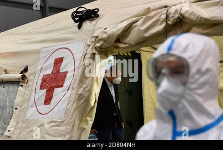 Prag, Tschechische Republik. Oktober 2020. Der Premierminister Andrej Babis inspiziert das Militär präsentieren ein Feldlazarett, das als Backup-Anlage für Patienten mit dem Coronavirus, auf dem Gelände der PVA EXPO Praha Letnany in der Nachbarschaft Letnany in Prag Stadtrand, Tschechische Republik, am Montag, 26. Oktober 2020 handeln wird. Kredit: Michal Krumphanzl/CTK Foto/Alamy Live Nachrichten Stockfoto