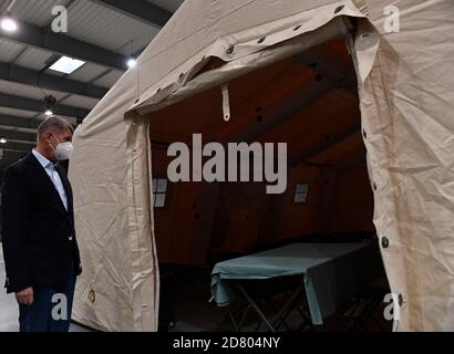 Prag, Tschechische Republik. Oktober 2020. Der Premierminister Andrej Babis inspiziert das Militär präsentieren ein Feldlazarett, das als Backup-Anlage für Patienten mit dem Coronavirus, auf dem Gelände der PVA EXPO Praha Letnany in der Nachbarschaft Letnany in Prag Stadtrand, Tschechische Republik, am Montag, 26. Oktober 2020 handeln wird. Kredit: Michal Krumphanzl/CTK Foto/Alamy Live Nachrichten Stockfoto