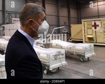 Prag, Tschechische Republik. Oktober 2020. Der Premierminister Andrej Babis inspiziert das Militär präsentieren ein Feldlazarett, das als Backup-Anlage für Patienten mit dem Coronavirus, auf dem Gelände der PVA EXPO Praha Letnany in der Nachbarschaft Letnany in Prag Stadtrand, Tschechische Republik, am Montag, 26. Oktober 2020 handeln wird. Kredit: Michal Krumphanzl/CTK Foto/Alamy Live Nachrichten Stockfoto