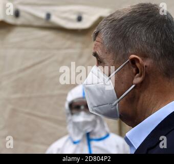 Prag, Tschechische Republik. Oktober 2020. Der Premierminister Andrej Babis inspiziert das Militär präsentieren ein Feldlazarett, das als Backup-Anlage für Patienten mit dem Coronavirus, auf dem Gelände der PVA EXPO Praha Letnany in der Nachbarschaft Letnany in Prag Stadtrand, Tschechische Republik, am Montag, 26. Oktober 2020 handeln wird. Kredit: Michal Krumphanzl/CTK Foto/Alamy Live Nachrichten Stockfoto