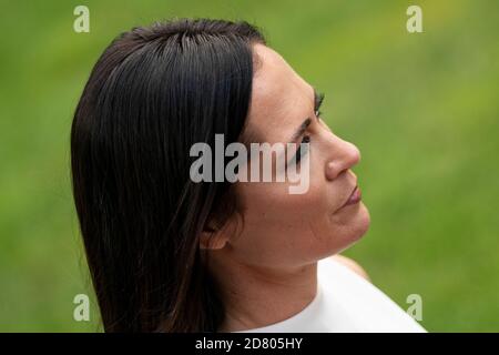 Stephanie Grisham, Pressesprecherin des Weißen Hauses, lächelt, während US-Präsident Donald Trump mit Medienvertretern spricht, bevor er am Mittwoch, den 24. Juli 2019, Marine One auf dem South Lawn des Weißen Hauses in Washington, D.C., USA, besteigen wird. Trump wird für eine Spendenaktion nach West Virginia reisen, bevor er heute Abend ins Weiße Haus zurückkehrt. Quelle: Alex Edelman/The Photo Access Stockfoto