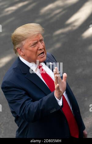 US-Präsident Donald Trump spricht mit Gesten vor dem Einstieg in Marine One auf dem South Lawn des Weißen Hauses in Washington, D.C., USA, am Mittwoch, den 24. Juli 2019. Trump wird für eine Spendenaktion nach West Virginia reisen, bevor er heute Abend ins Weiße Haus zurückkehrt. Quelle: Alex Edelman/The Photo Access Stockfoto