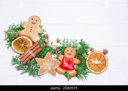 Weihnachtskomposition - Lebkuchen, Zeder, Tannenzweige Stockfoto