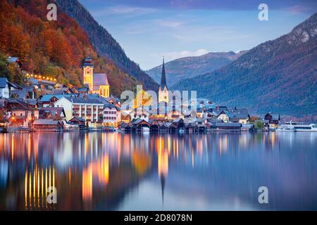 Hallstatt, Österreich. Stadtbild des ikonischen Bergdorfes Hallstatt bei dramatischem Herbstuntergang. Stockfoto